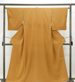 色無地 未着用美品 正絹 草木染 渋め黄土色 身丈160.5cm 裄丈64cm 色無地 未使用 新古品 着物 a0465