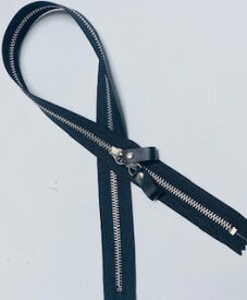 YKKメタル5号合皮チャーム付ファスナー（シルバー）長さ50CM両開き