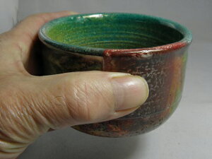 陶芸作家荒川明作『虹彩楽焼湯のみ』荒川明が手に持った湯飲み