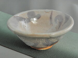 志野 平ぐいのみ  おちょこ 文部大臣奨励賞受賞作家 荒川明作  木箱付き こだわりのギフト 還暦祝い などの贈り物に最適 無料ラッピング  fgu-27