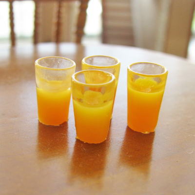 ミニチュア ドールハウス ミニチュアフード プラスチック製 オレンジジュース入りグラス C m-s ネコポス配送対応 与え 超特価SALE開催 ４個セット MWDG7