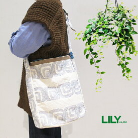 リリー LILY レッセフェール Laisser Faire ファミネ 牛革 本革 レザー 綿 天日干し 帆布 渦巻き模様 刺繍 ショルダーバッグ 520770