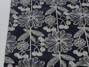 ナイロンタスラン 北欧風花柄 ブラック【メール便 3m可】 生地 布地 プリント生地 ソーイング 手芸レインウェア バッグ 水着入れ ポーチ ドックウェア ランドセルカバー プールバッグ エコ