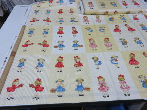 マーガレット&ソフィー 1パネル約58cm(リピート柄) イエロー シーチング生地 キルトゲート【メール便5枚可】布 ぬの 入園 入学 スモック 体操着入れ 巾着袋 パジャマ ルームウェア シーツ