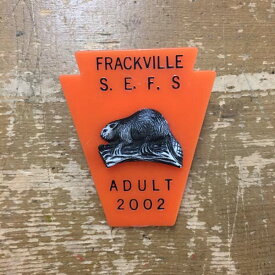【追跡メール便可】ヴィンテージ ライセンス バッジ FRACKVILLE S.E.F.S / 狩り 狩猟 ビーバー アメリカン雑貨 アメ雑