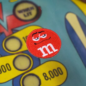【メール便可】ミニワッペン M&M face レッド (3.2x3.2cm) [MW144] / 手芸 パッチワーク アメ雑 アメリカン雑貨