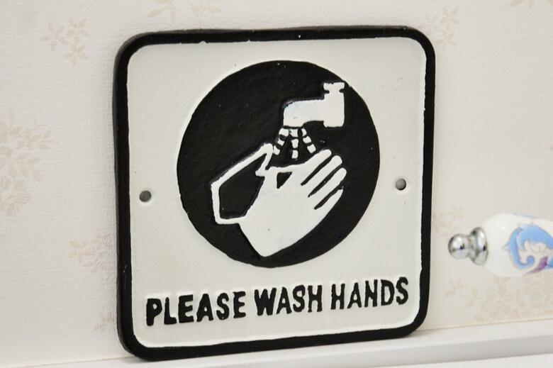 置いても 掛けても 良い感じ 手を洗おう レトロ調 アイアン プレート Wash Hands ウオッシュハンド 手洗い励行 プレートカントリー インテリア 雑貨 北欧 アンティーク調 サイン 便所 いよいよ人気ブランド コロナ 対策 手を洗う 看板 オブジェ ダイキャスト