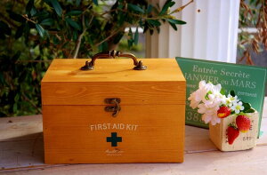 救急箱 木製 ナチュラルブラウン レトロ アンティーク ファーストエイドボックス 薬箱 仕切り付き シンプル カントリー雑貨 インテリア雑貨 安い 薬収納 マスク入れ おしゃれ 薬入れ 常備薬