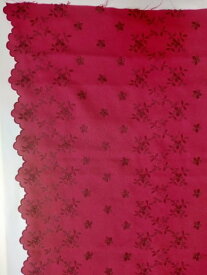 【送料無料】シルクウール　A1-17　深い赤色地に片スカラップ裾　同色の花柄刺繡　125x150cm