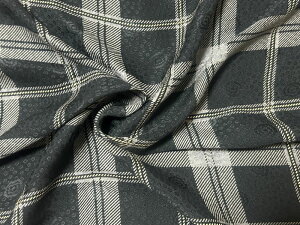 イタリア製 薄地のシルク A5−1 シルク100% 130x120センチ 黒地にベージュ、グレー、ホワイトのチェック柄 薄手で光沢と地模様があります。 ジャケット、ブラウス、スーツ、スカー