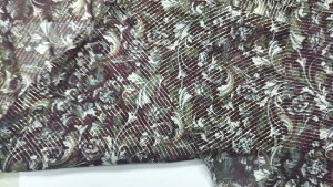 【お値打ち商品】薄地のシルク 19−12 シースルーのエンジ色地に金ラメの縦じま柄 白、グリーンの濃淡、茶の花柄 135x120センチ