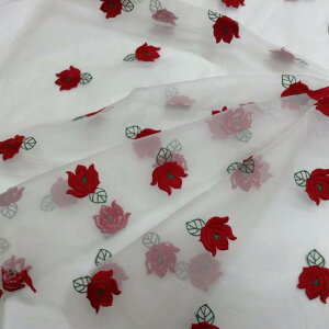 【お値打ち商品】薄地のシルク 11−30 シースルーの白地に赤のバラの刺繍柄 110x110センチ
