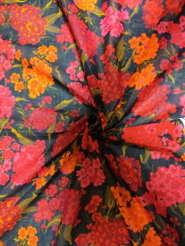【送料無料】イタリア製輸入生地【FALCONETTO/ファルコネット】コットンプリント A3－8　黒地に赤や濃いオレンジの花柄　120x130cm　華やかな花柄です。ワンピース、スカート、ブラウスなどに