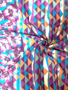 【送料無料】薄手の綿50%、麻50% A4−15 ピンク、ブルー、パープルの鮮やかな花柄の模様と幾何学模様のプリント 明るい華やかな生地です。  1パターン88x85センチを2セット分で170cmで