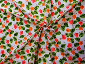 【送料無料】スイス製 薄地のコットン A1−15 シースルーの白地に赤、オレンジの花柄とグリーンの葉 ひし形の地模様があり華やか 125x120cm