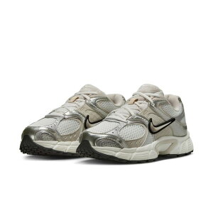 NIKE(�i�C�L) �E�B�����YV5 RNR HQ7901 Col.104 �T�~�b�g�z���C�g/���C�g�I�[���E�b�h�u���E��-�Z�C��-�u���b�N-�o�X�g�O���[