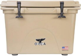 ORCA(オルカ) ORCA Coolers 58 Quart Col.ベージュ Size:外側：高さ約49cm x 幅約68cm x 奥行き約49cm　内部：高さ約33cm x 幅約50cm x 奥行き約33cm　重量：36lbs （約16Kg）＊店頭展示品のため多少のスリキズ等がある場合がございます。