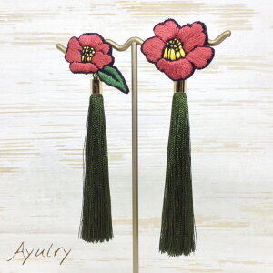 【メール便送料無料】刺繍で作ったツバキの花と光沢が綺麗なロングタッセルの和風ピアスくすんだ赤×深緑×ゴールド純チタンピアス・イヤリング