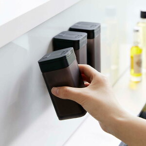 スパイス入れ 山崎実業 正規品 tower タワー マグネットスパイスボトル L マグネットの付くキッチンパネルなどに おしゃれ マグネット収納 便利 大きめ スパイスボトル 調味料入れ ブラック