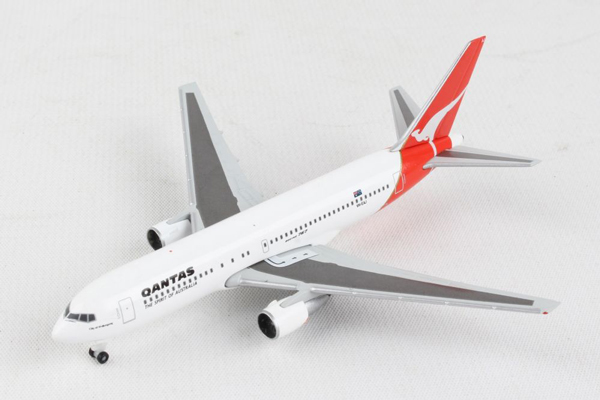 1:500 Herpa Wings Boeing 707-320c Qantas "V-Jet-City of Parramatta" 534154 