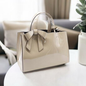 ハンドバッグ バッグ エナメル 光沢 リボン付 レディース 女性 リボン マチ広 四角 軽量 軽い きれいめ エレガント 上品 通勤 通学 ギフト プレゼント ハロウィン lr-902