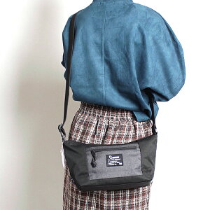 【メーカー公式】moz モズ ショルダー バナナ型 三日月型 通勤 B5書類サイズ ショルダーバッグ 斜めがけ 前かけ かわいい おしゃれ 軽い プレゼント 出産祝い 実用的 お出かけ 公園 レディー