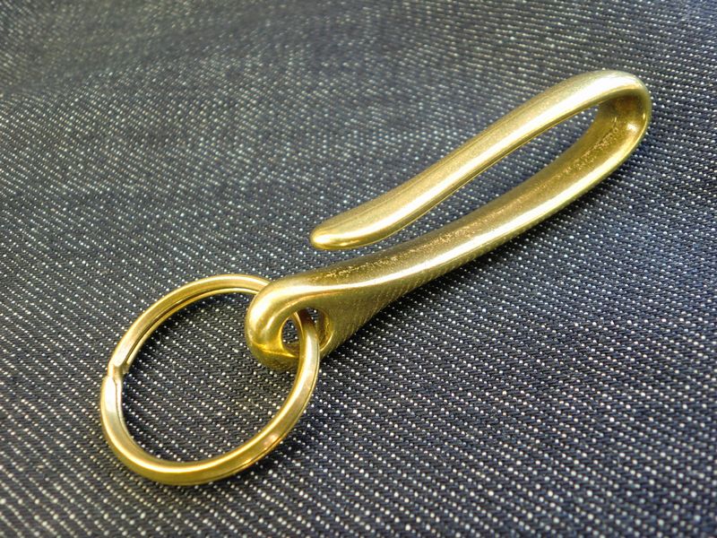 安心 高品質の日本製 真鍮無垢製 釣り針 ベルトフックキーホルダー 真鍮 国際ブランド キーリング付き 馬具職人工房 ゴールドブラス 特別オファー