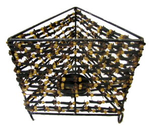 キャンドルスタンドアイアンビーズ 三角タイプ ブラウン系【バリ直輸入】茶 キャンドルライト キャンドルホルダー ろうそく ろうそく立て キャンドルランプ リラックス ディスプレイ イン