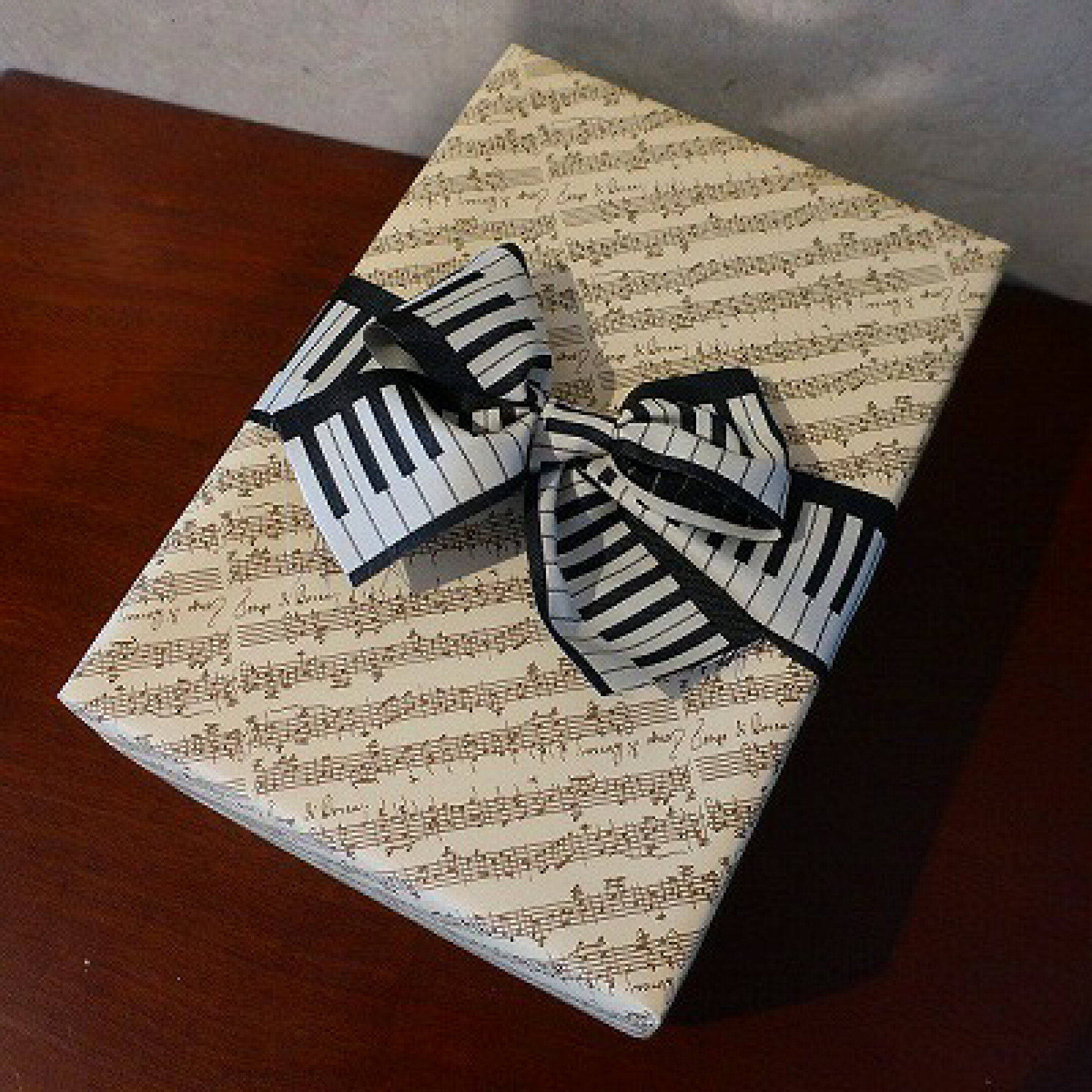 ラッピング ギフト ボックス 楽譜 包装紙 鍵盤 リボン プレゼント ボックス 箱 BOX 化粧箱 おしゃれ 発表会 飾り箱 貼り箱 おすすめ 人気 贈答 グッズ ゴージャス 豪華 装飾 ショップ 販売 安い 通販 ピアノ 音楽 お祝い 記念品