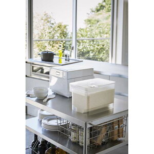 密閉 シンク下米びつ プレート 5kg 計量カップ付 クリア 持ち手付き 3379 山崎実業 お米 ライス 米びつ 入れ物 容器 シンク 密閉 湿気防止 おしゃれ シンプル レジ 引き出し 収納 整理 整頓 全面