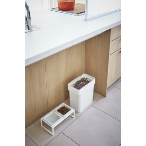 【送料無料】密閉袋ごと ペットフードストッカー タワー 3kg 計量カップ付 山崎実業 ホワイト ブラック 袋ごと収納 持ち手 ハンドル 餌入れ 洗える 衛生的 密閉 透明蓋 スタイリッシュ 保存