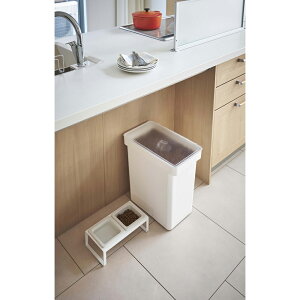 【送料無料】密閉ペットフードストッカー タワー 12kg 計量カップ付 山崎実業 ホワイト ブラック 袋ごと収納 持ち手 左右ハンドル キャスター付 片手開閉 ペット 餌入れ 洗える 衛生 密閉 透