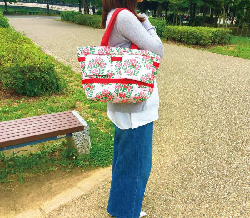 楽天市場】ハローキティ 日本製 トートバッグS ポーチ2個付き 薔薇柄