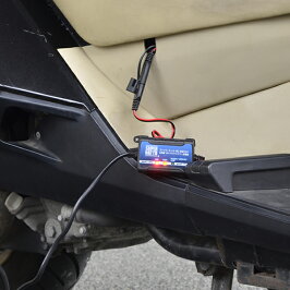 バイクバッテリー充電器+YTX7A-BSセット■■シグナスXLR125R、マジェスティ125、ヴェクスター125、バンディット250、アヴェニス150、イナズマ、アドレスV125、スカイウェイブ250■■台湾ユアサ【送料無料】【特別割引】【バイクバッテリー】