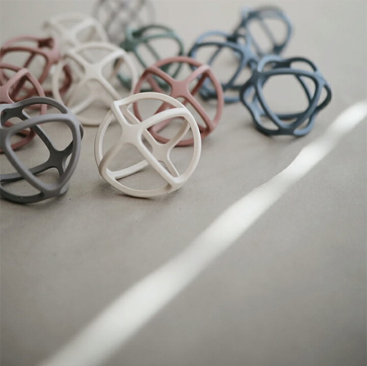 楽天市場 送料無料 Mushie Teether Ball シリコン ベビーボール シリコンボール ティーザー ボール 歯固め 知育玩具 ベビー おもちゃ 北欧 プレゼント ファーストトイ 0歳 1歳 2歳 3歳 ベビーギフト basics 海外インテリア 子供服 楽天市場 送料無料 Mushie Teether Ball シリコン ベビーボール シリコンボール ティーザー ボール 歯固め 知育玩具 ベビー おもちゃ 北欧 プレゼント ファーストトイ 0歳 1歳 2歳 3歳 ベビーギフト basics 海外インテリア 子供服