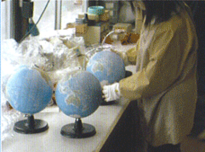 楽天市場】32cm 地球儀 行政図タイプ 木製台座 球径32cm 行政図 楽天市場】32cm 地球儀 行政図タイプ 木製台座 球径32cm 行政図