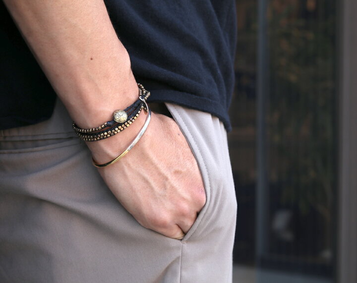 楽天市場 有名デザイナーが手掛けた国産ブランド Amp Japan アンプジャパン 真鍮ビーズ3連ワックスコードブレスレット 11ah 113 全６色 ブラック ブラウン レッド ブルー イエロー オレンジ ペア ブランド 男女兼用 ブランド 人気 芸能人 愛用 溝端淳平 さん