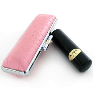 【訳あり】1本限り 在庫調整 実印 個人 代表印 法人 印鑑 はんこ 黒水牛印鑑 18mm シールのアタリ付き 牛革 ピンク ニュークロコ 印鑑ケース ケース付セット 朱肉付き 商品のご印鑑は商品写真