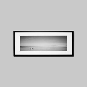 IGREBOW ニューカレドニア グランドテール島ポイプ 遠浅のビーチに1本の流木 ビッグサイズ|アイグレボウ インテリアフォト ピクチャーアート 写真 スタイリッシュ モダン モノクローム モノ