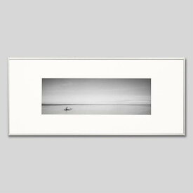 IGREBOW ニューカレドニア グランドテール島ポイプ 遠浅のビーチに1本の流木｜アイグレボウ インテリアフォト ピクチャーアート 写真 スタイリッシュ モダン モノクローム モノクロ
