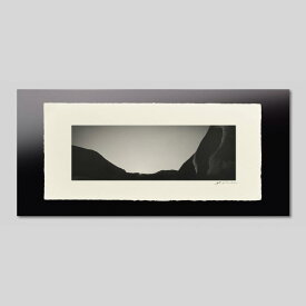 IGREBOW オーストラリア ウルルの山頂に沈む夕日｜アイグレボウ インテリアフォト ピクチャーアート 写真 スタイリッシュ モダン モノクローム モノクロ