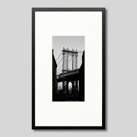 IGREBOW ニューヨーク ブルックリン ダンボ地区から見たマンハッタンブリッジ｜アイグレボウ インテリアフォト ピクチャーアート 写真 スタイリッシュ モダン モノクローム モノクロ