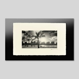 IGREBOW ハワイ 早朝のアラモアナビーチ ヤシの木とワイキキの街｜アイグレボウ インテリアフォト ピクチャーアート 写真 スタイリッシュ モダン モノクローム モノクロ