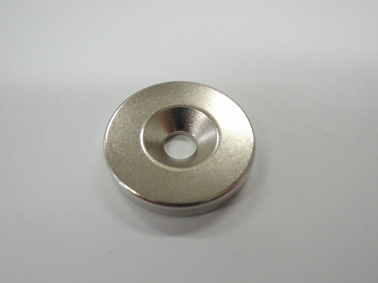 永久磁石とも呼ばれる丸型で穴付ネオジウム磁石です ベスト トレンド ネオジウム 24×5.3×4 磁石 セール特別価格 17-85