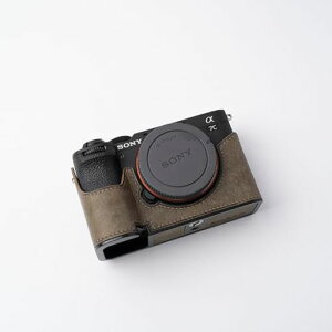 �Ή�Sony�\�j�[A7CMarkII��7C2��7CRA7CR��p�J�����P�[�X�J�����J�o�[�J�����o�b�O�{�v�yIborrys�����z��t���v�{��+���^���x�[�X�v���[�g2-in-1�f�U�C��(���g���O���[)