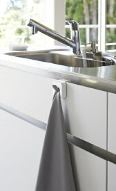 山崎実業｜Yamazaki アクア　シンク扉タオルホルダー アクア ホワイト 4136