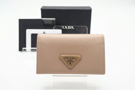 ☆安心の3大保証☆ ABランク ≪PRADA プラダ/二つ折りカードケース≫ 1MC122 サフィアーノ トライアングルロゴ レザー ピンクベージュ 美品 送料無料【中古】