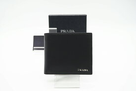 ☆安心の3大保証☆ Aランク ≪PRADA プラダ/二つ折り財布≫ 2MO738 ロゴプレート レザー 二つ折りコンパクトウォレット ブラック 極美品 送料無料【中古】