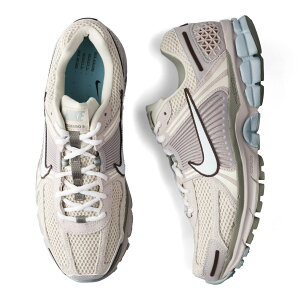 yő1000~OFFN[|sz iCL NIKE Y[ { 5 SE Xj[J[ Y fB[X ZOOM VOMERO 5 SE Cg O[ FZ3653-104
