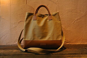 ��HERITAGE LEATHER CO.�w���e�[�W���U�[����MADE IN USA�� �h2 Way Utility Bag�hBritish Tan × Yellow Leather